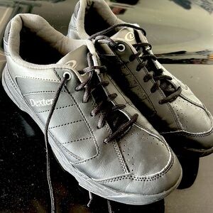 Dexter classic men’s bowling shoes.